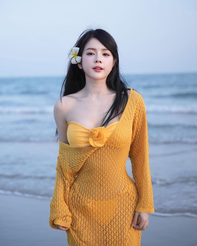 Phong cách đi biển "nửa kín nửa hở" này được Mie thường xuyên diện. mie-6.jpg