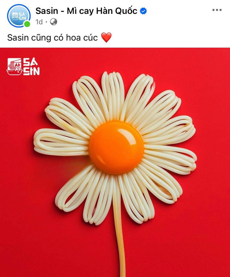 Thương hiệu mì cay Sasin đã có màn đu trend đầy ấn tượng với bức ảnh biểu tượng bông hoa cúc khuyết cánh đặc trưng của G-Dragon được tạo hình khéo léo từ trứng và mì. anhlong-8.jpg