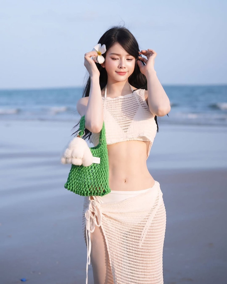 Trong loạt ảnh mới nhất, Mie tiếp tục khiến mạng xã hội dậy sóng với outfit trắng xuyên thấu, mix khéo léo cùng bikini bên trong và điểm xuyết bằng bông hoa đại cài tóc. mie-3.jpg