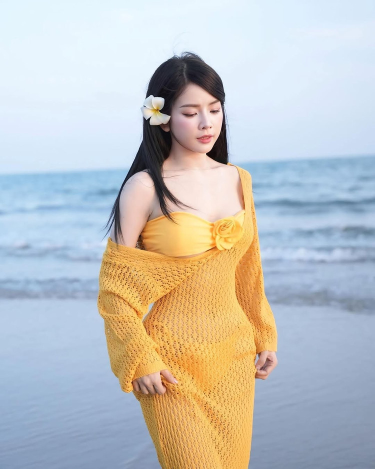 Trong một lần khác, Mie gây ấn tượng với bộ váy lưới vàng rực – tông màu chói chang như ánh nắng mùa hè. Chiếc váy được đan móc thủ công với chất liệu nhẹ tênh, vừa tạo hiệu ứng thị giác quyến rũ vừa tôn lên nước da trắng bật tông của cô nàng. mie-7.jpg