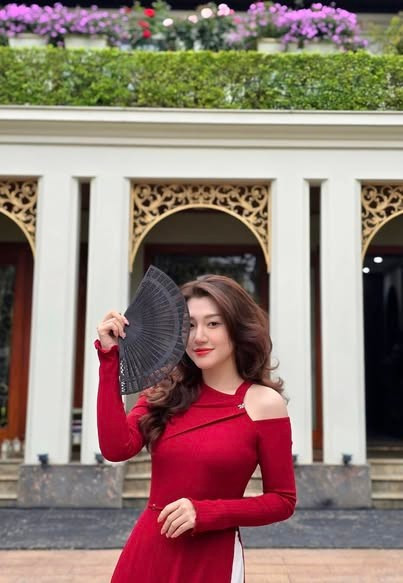 Cô nàng từng gây chú ý với thành tích học tập ấn tượng khi là một trong số ít thí sinh đạt 9,75 điểm môn thi Ngữ văn kỳ thi THPT quốc gia 2017. Năm học 2015-2016, cô bạn xuất sắc giành giải Ba tại kỳ thi Học sinh giỏi quốc gia môn Ngữ văn. hot-girl-xu-nghe-10.jpg