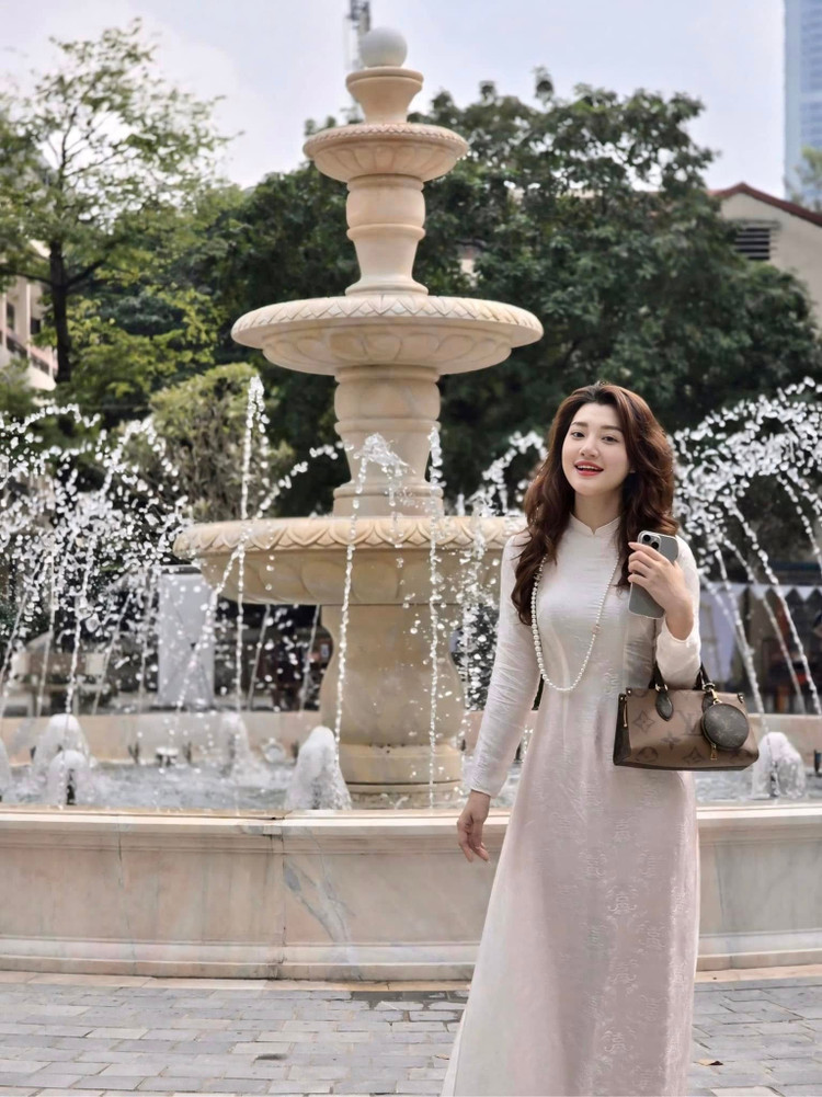 Phương Uyên hiện là giảng viên tại Học viện Báo chí và Tuyên truyền. hot-girl-xu-nghe-11.jpg