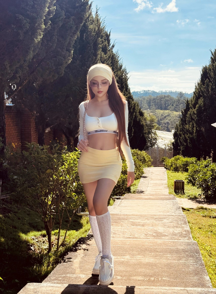 Sau khi tham gia show Chị đẹp đạp gió, tên tuổi Huyền Baby được hot trở lại. Phong độ visual đỉnh cao, thần thái tự tin, cuốn hút giúp cô nàng thu về thêm không ít người hâm mộ. 3-4448.jpg