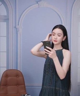 Tuy nhiên một số người khác cho rằng có thể cô nàng sử dụng các filter làm đẹp, thêm vào đó Chu Thanh Huyền là người chịu khó chăm sóc da mặt nên mới tạo hiệu ứng căng bóng như vậy. cth-5-5471.jpg