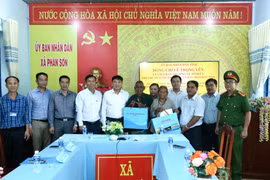 Lãnh đạo tỉnh Lâm Đồng tặng quà cho các gia đình có công với cách mạng tại xã Phan Sơn.