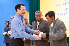 Bộ trưởng Bộ Dân tộc và Tôn giáo Nguyễn Đình Khang trao quà cho hộ dân tộc thiểu số có hoàn cảnh khó khăn trên địa bàn xã Lạc Dương.