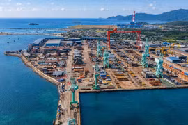 Đến năm 2030, khu bến Bắc Vân Phong sẽ được phát triển thành cảng trung chuyển quốc tế có khả năng tiếp nhận các tàu container trọng tải lớn tới 24.000 TEU.