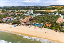 Đô thị Mũi Né tiếp tục giữ vai trò cực kinh tế nghỉ dưỡng phía Đông Bắc, chú trọng bảo tồn đồi cát, làng chài truyền thống và phát triển logistics hàng không.