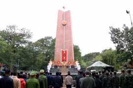 Sáng ngày 13/7, các đồng chí Phạm Thị Phúc, K'Mák, Nguyễn Minh cùng đại diện các sở, ngành tỉnh Lâm Đồng đã tham dự lễ viếng, tri ân các Anh hùng liệt sĩ.