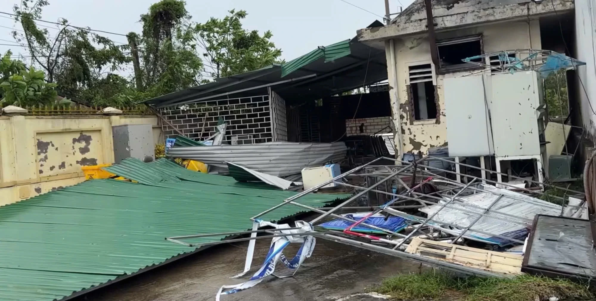 Bão số 5 quét qua Nghệ An để lại nhiều thiệt hại nặng nề cho hệ thống y tế 