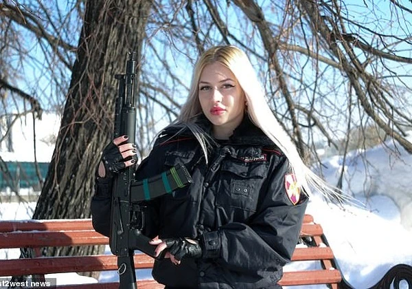 Nữ vệ binh gợi cảm nhất nước Nga và tài bắn súng thiện xạ
