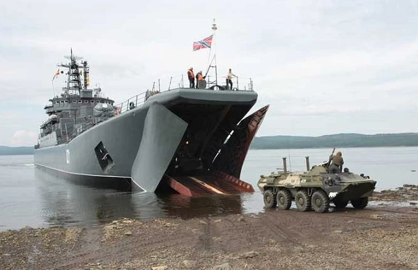 Choáng ngợp "tàu há mồm" thuộc hàng "tinh hoa" của Hạm đội Baltic Nga