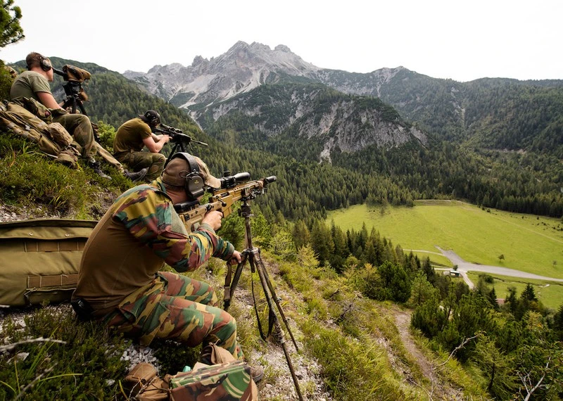 Cảnh tuyệt đẹp lính bắn tỉa NATO tập luyện trên núi cao