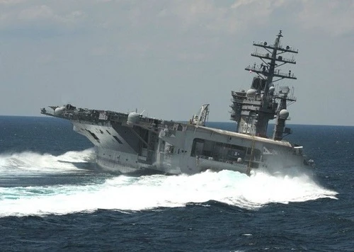 Tàu sân bay Lincoln của Mỹ từng bị 18 tàu chiến Iran "theo đuôi"?