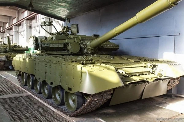 Quá trình "mông má" lại "xe tăng bay" T-80B trong xưởng sửa chữa ở Nga
