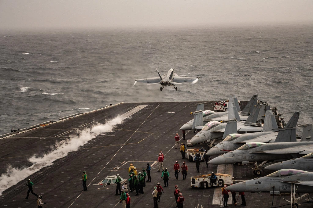 Xa ngàn km, siêu hàng không mẫu hạm Mỹ vẫn rình rập đe dọa Iran