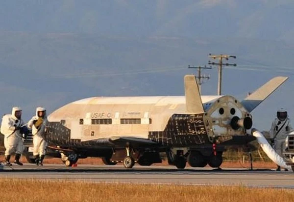 Lần đầu lộ hình ảnh khoang máy bay tối mật X-37B của Mỹ 