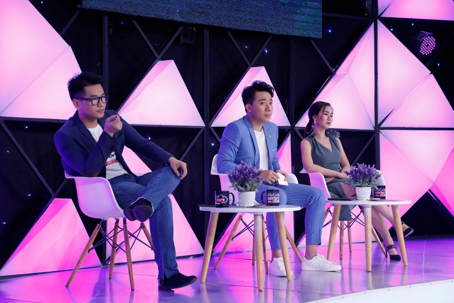 “Đại gia showbiz” tặng tiền trên TV: Người khen ngợi, kẻ chê bai