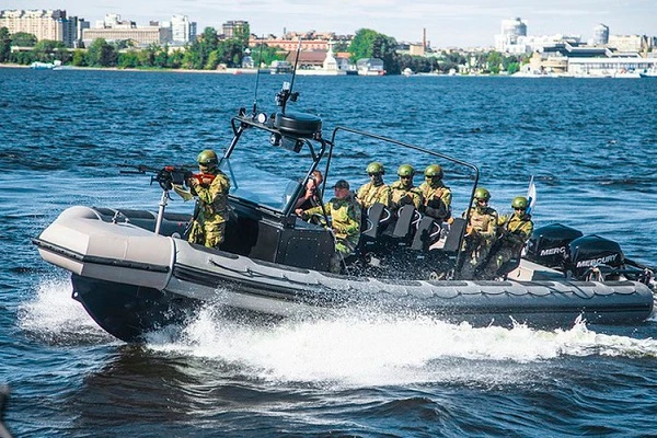 Ít ai biết hãng Kalashnikov có bán xuồng tuần tra cao tốc BK-10 cực mạnh