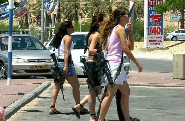 Gái trẻ Israel mang súng ra đường: Đừng sợ, họ là quân nhân!
