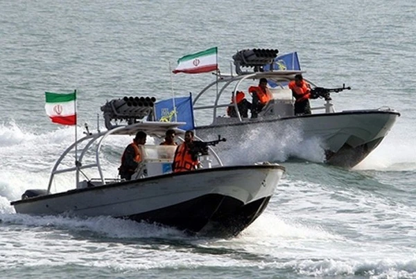 Xuồng cao tốc Iran mang vũ khí gì mà tự tin "cà khịa" tàu chiến Mỹ?