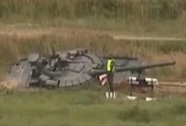 Xe tăng T-80 Nga mất "uy tín" nghiêm trọng sau khi... lao xuống ruộng