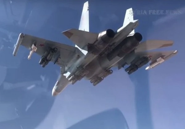 Su-35 của Nga bay quá gần khiến máy bay trinh sát P-8A Mỹ loạng choạng