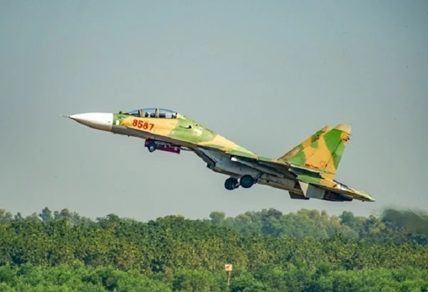 Tiêm kích Su-30MK2 Việt Nam xé gió luyện đòn trên không