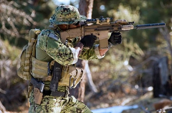 Binh lính bảo vệ sứ quán Mỹ thường sử dụng vũ khí gì?