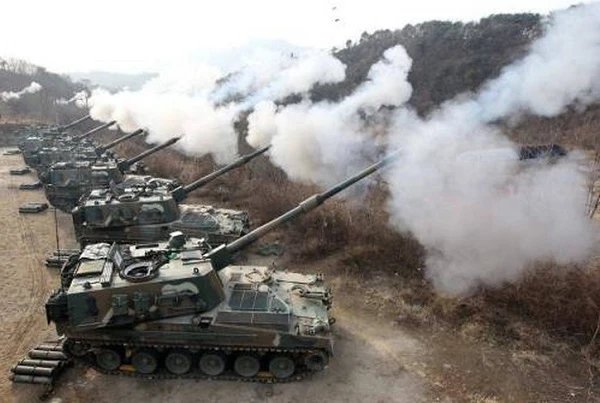 Pháo binh Hàn Quốc dùng "Thần sấm" K9 Thunder thị uy trước Triều Tiên