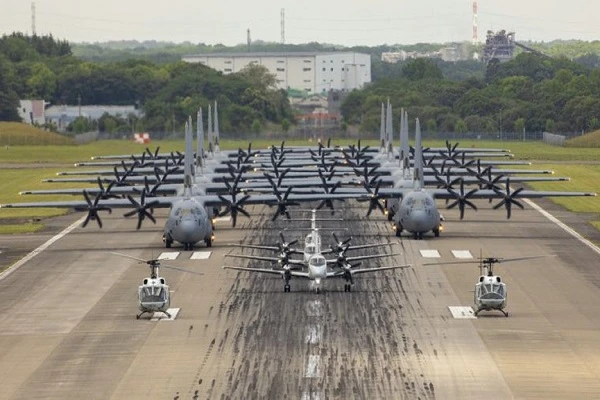 Choáng ngợp màn phô diễn sức mạnh của phi đội vận tải cơ Mỹ