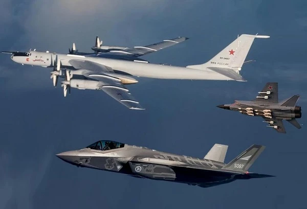 "Gấu bay" Tu-142 xuất hiện, F-16 Na Uy và F-35 Italy vội áp sát
