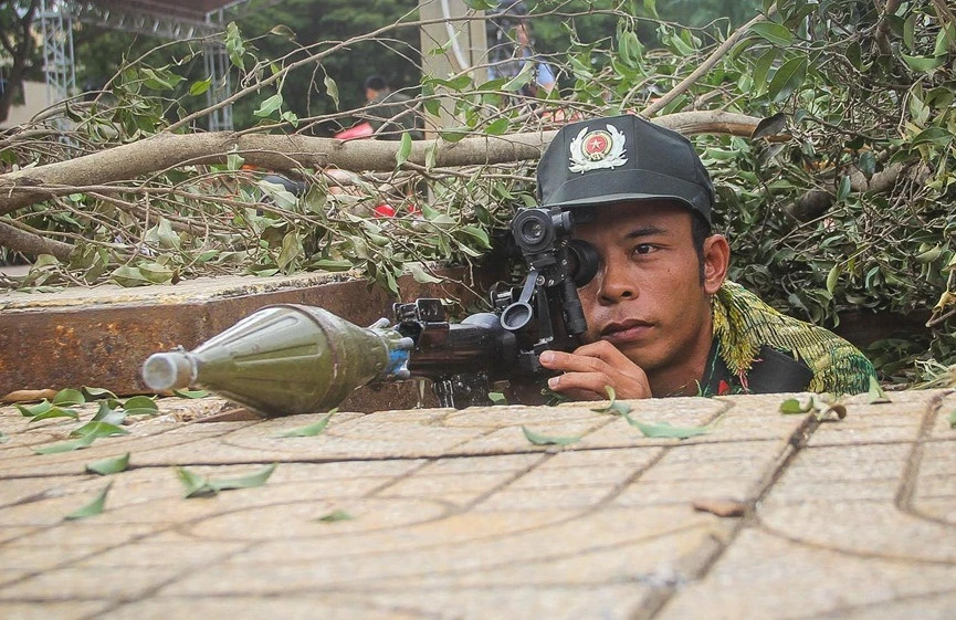 Cảnh sát Việt Nam dùng súng chống tăng B-41 giải cứu con tin