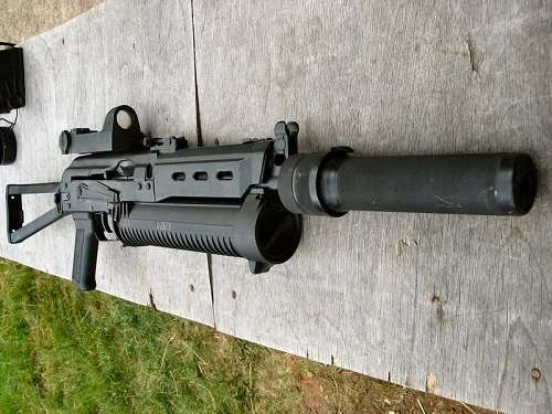 Ngỡ ngàng nguồn gốc của khẩu tiểu liên “bò rừng” Việt Nam tự sản xuất