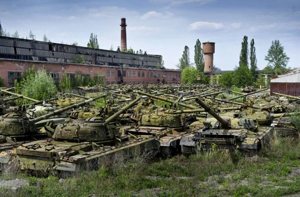 Quân đội Ukraine đào "mộ xe tăng", khôi phục lượng lớn chiến xa cực mạnh