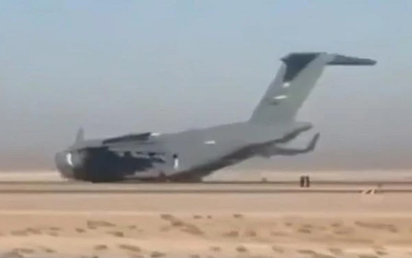 "Quái vật bay" C-17 của Mỹ sập càng, hạ cánh bằng bụng ở Afghanistan