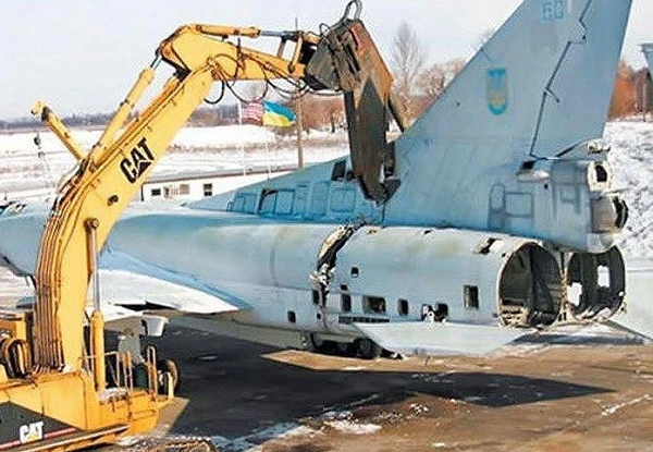 Tự hủy loạt máy bay Tu-22 và tên lửa Kh-22: Nỗi tiếc nuối của Ukraine