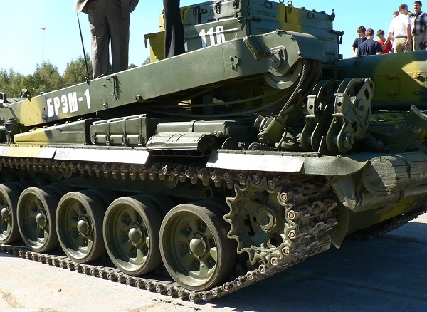 Lần xuất hiện chớp nhoáng của BREM-1 bên cạnh xe tăng T-90 Việt Nam