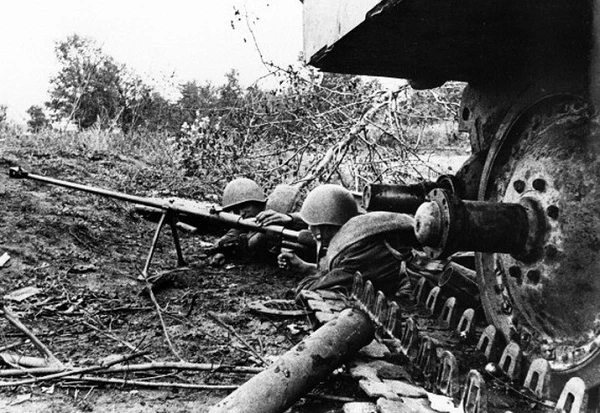 Lính Liên Xô liều chết diệt tăng Tiger trong trận đánh tháng 7 "đẫm máu"