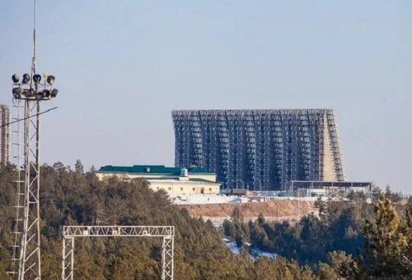 Lo sợ chiến tranh, Nga tăng cường “tai mắt” ở Kaliningrad bằng trạm radar “hàng khủng“