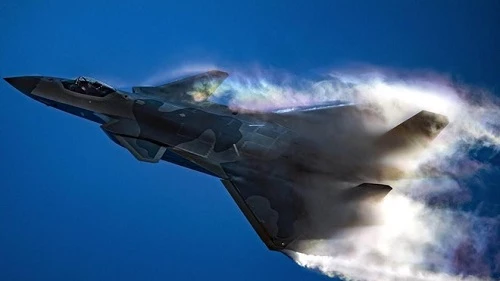 Tiêm kích J-20 Trung Quốc "nuốt gọn" Su-57 Nga ở độ cao lớn?