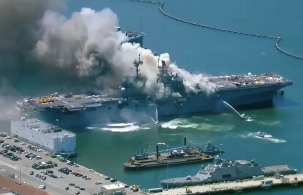 Tiếc đứt ruột tàu đổ bộ tỷ USD của Mỹ bị rã sắt vụn