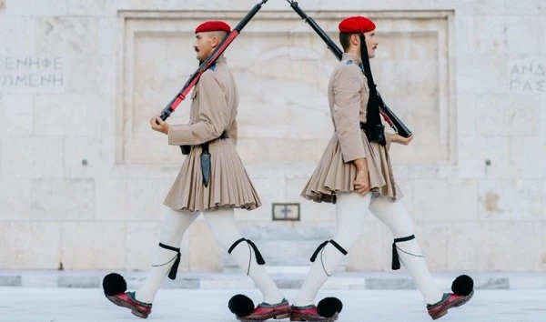 Những bộ quân phục rườm rà, quái dị nhất thế giới (P1) 