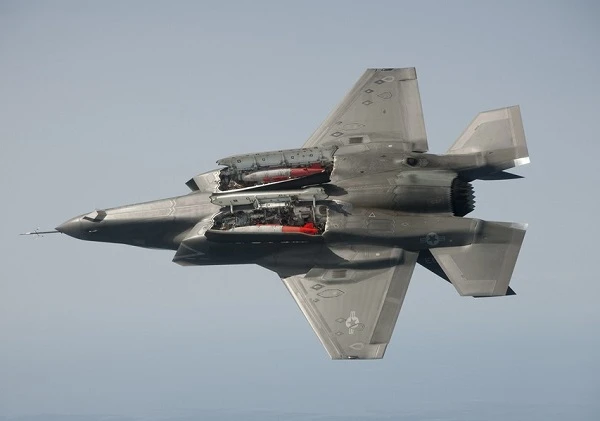 Nóng: Nghi vấn tiêm kích F-35B "rơi" sau khi cất cánh từ tàu sân bay Elizabeth