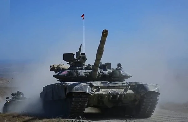 Xe tăng chủ lực T-90 mang cờ Thổ Nhĩ Kỳ khiến Nga "tá hỏa"