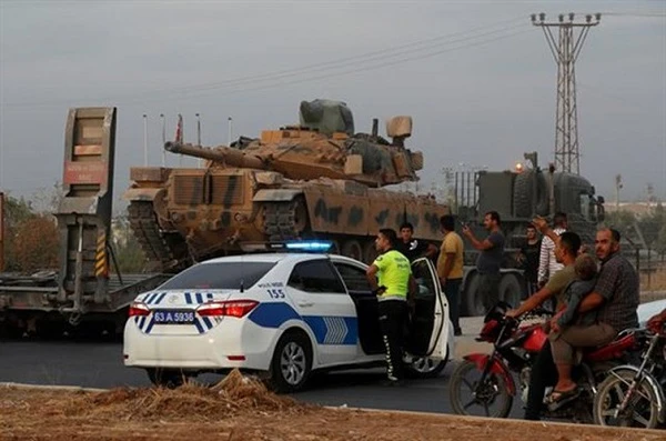 Choáng ngợp Thổ Nhĩ Kỳ điều động loạt vũ khí hạng nặng tràn ngập Bắc Syria