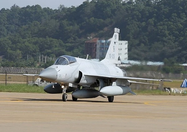 JF-17 thi nhau "nằm đất" vì lỗi kỹ thuật: Của rẻ là của ôi?