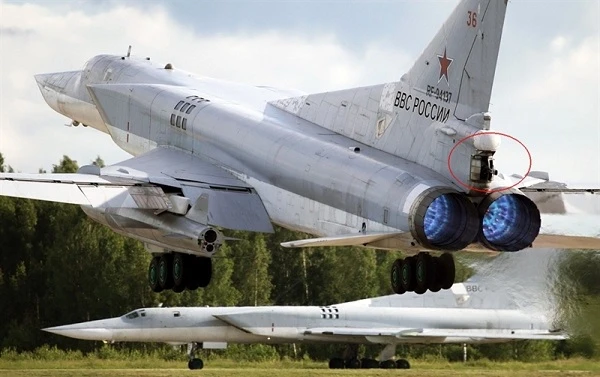 Uy lực súng máy GSh-23 23mm nằm ở đuôi oanh tạc cơ Tu-22M3