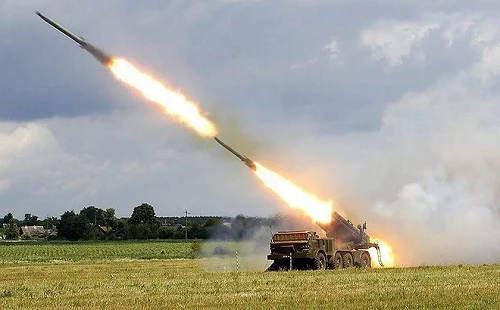 Houthi dùng pháo phản lực BM-27 nã mưa đạn làm đồng minh Mỹ khiếp vía