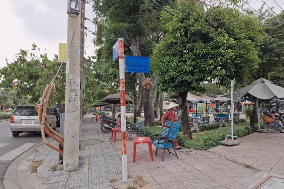 Người dân thoải mái bày bàn ghế kinh doanh. Ảnh Hữu Thông